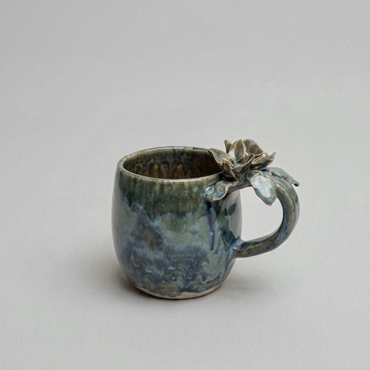 Taza de Cerámica Artesanal - Asa Decorada Flores azul y arena. - Hecha a Mano