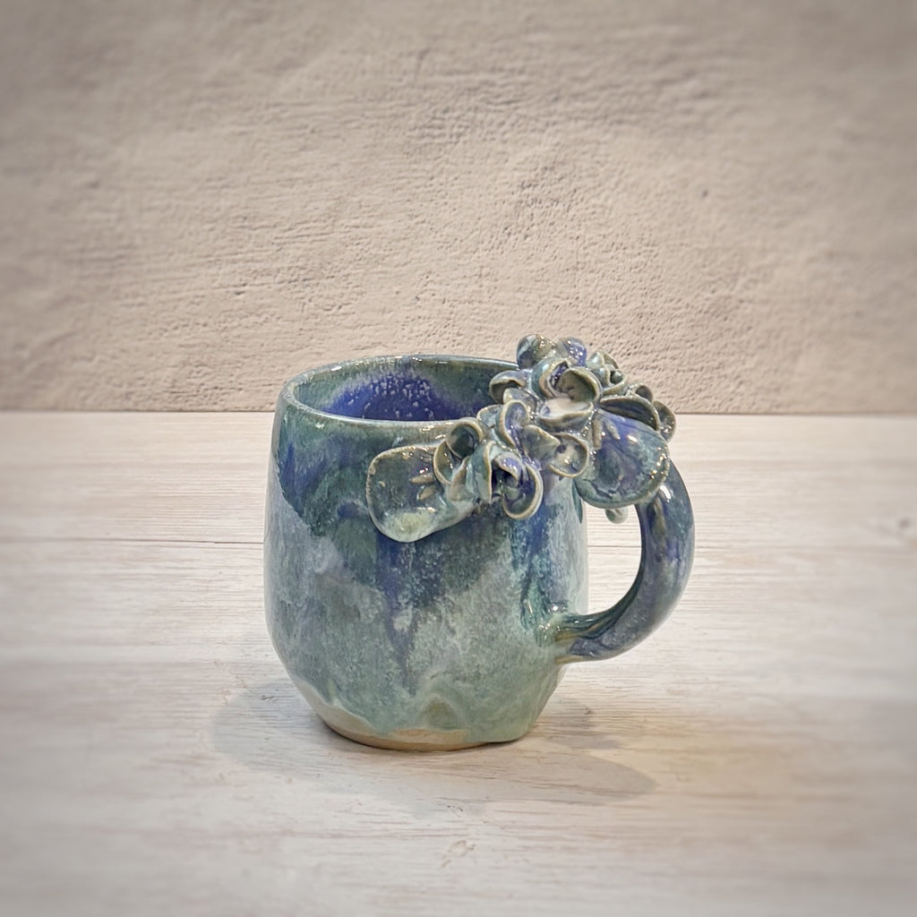 Taza de Cerámica Artesanal - Asa Decorada Hortensia Caribe. - Hecha a Mano