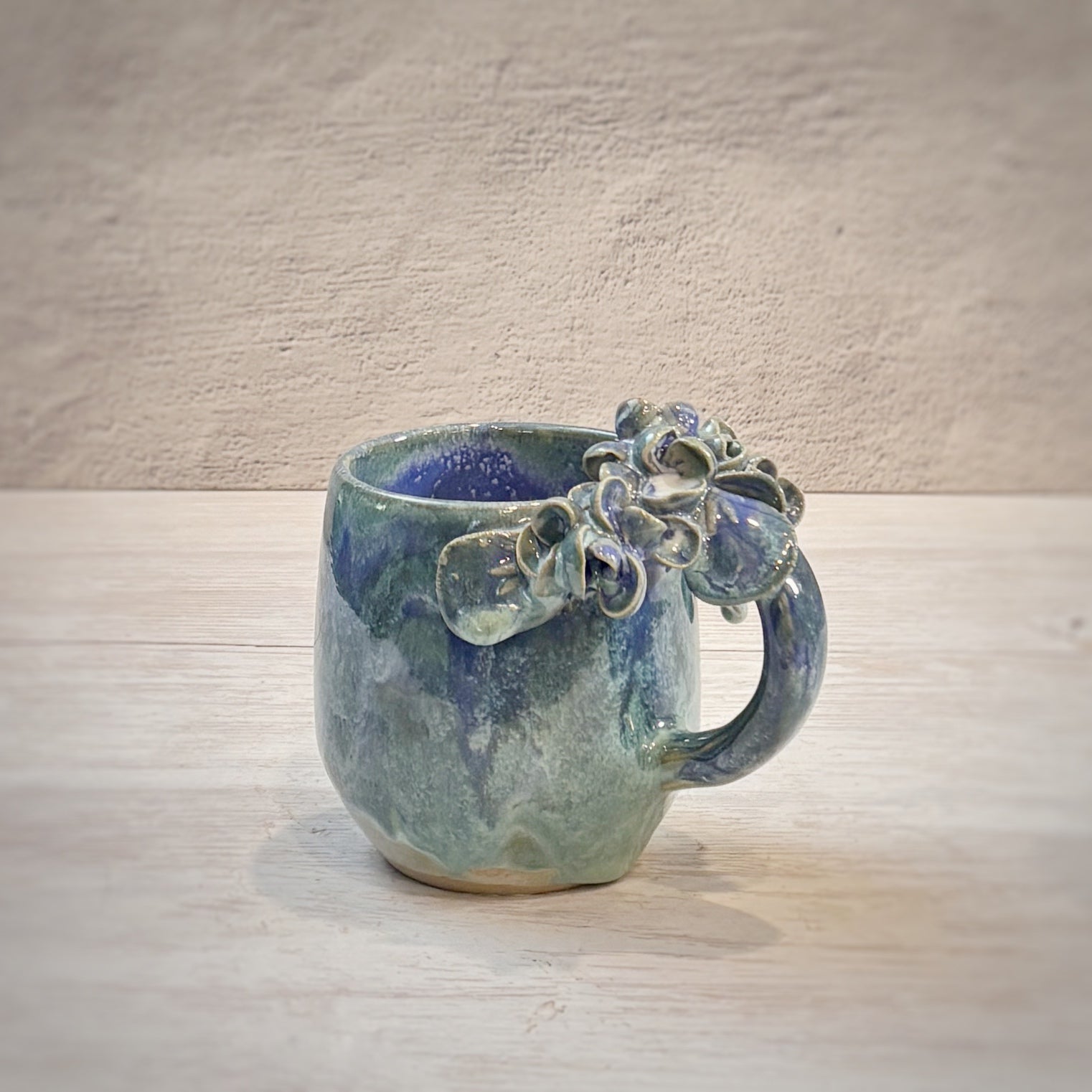 Taza de Cerámica Artesanal - Asa Decorada Hortensia Caribe. - Hecha a Mano