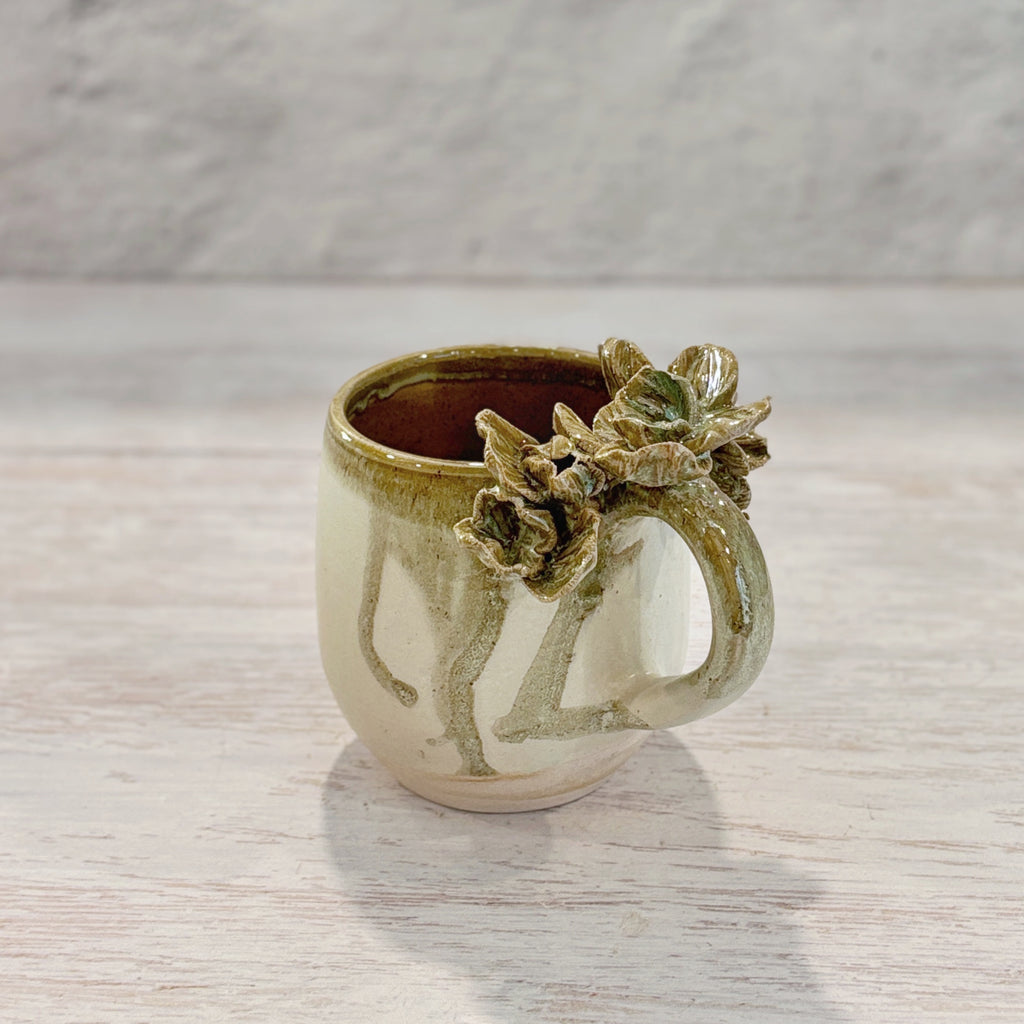 Taza de Cerámica Artesanal de 350ml con Asa Decorada con flores verdes. - Hecha a Mano