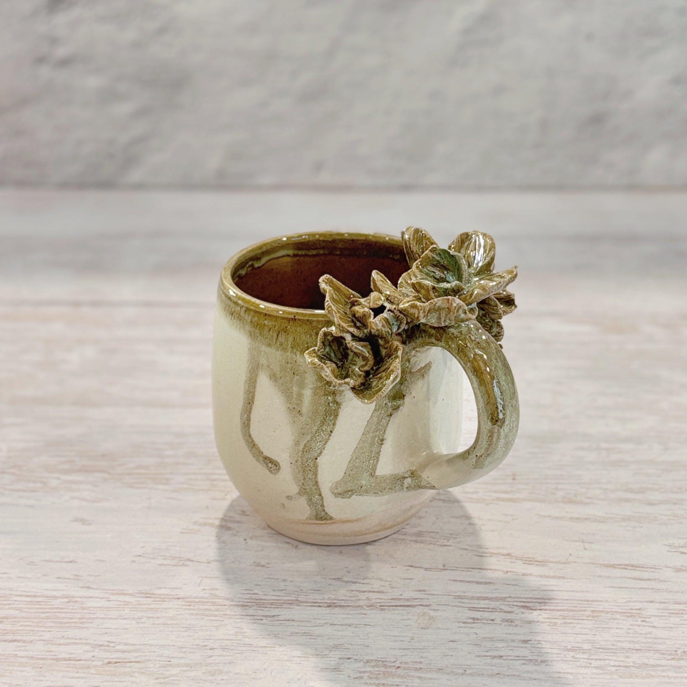 Taza de Cerámica Artesanal de 350ml con Asa Decorada con flores verdes. - Hecha a Mano