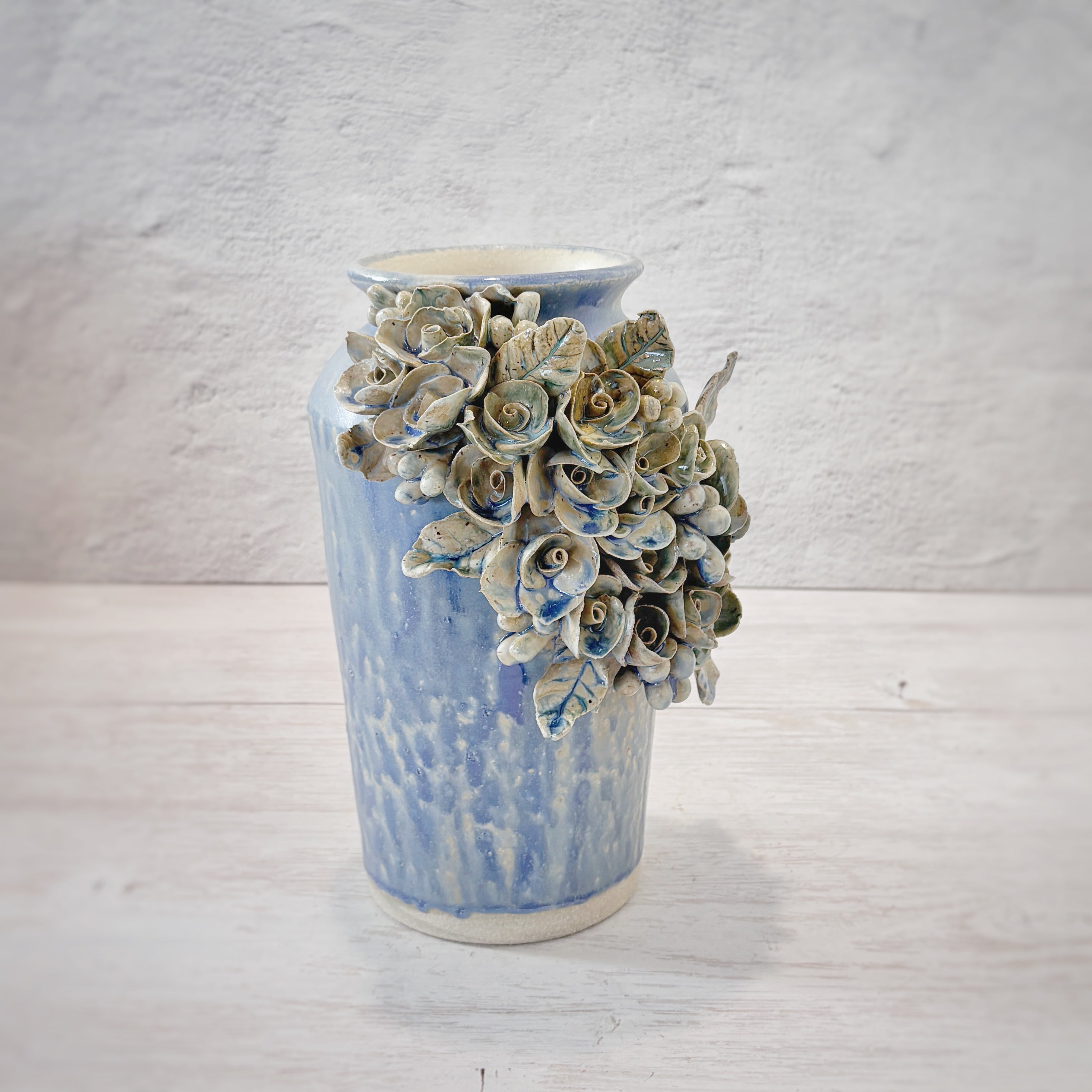 Jarrón azul  con flores