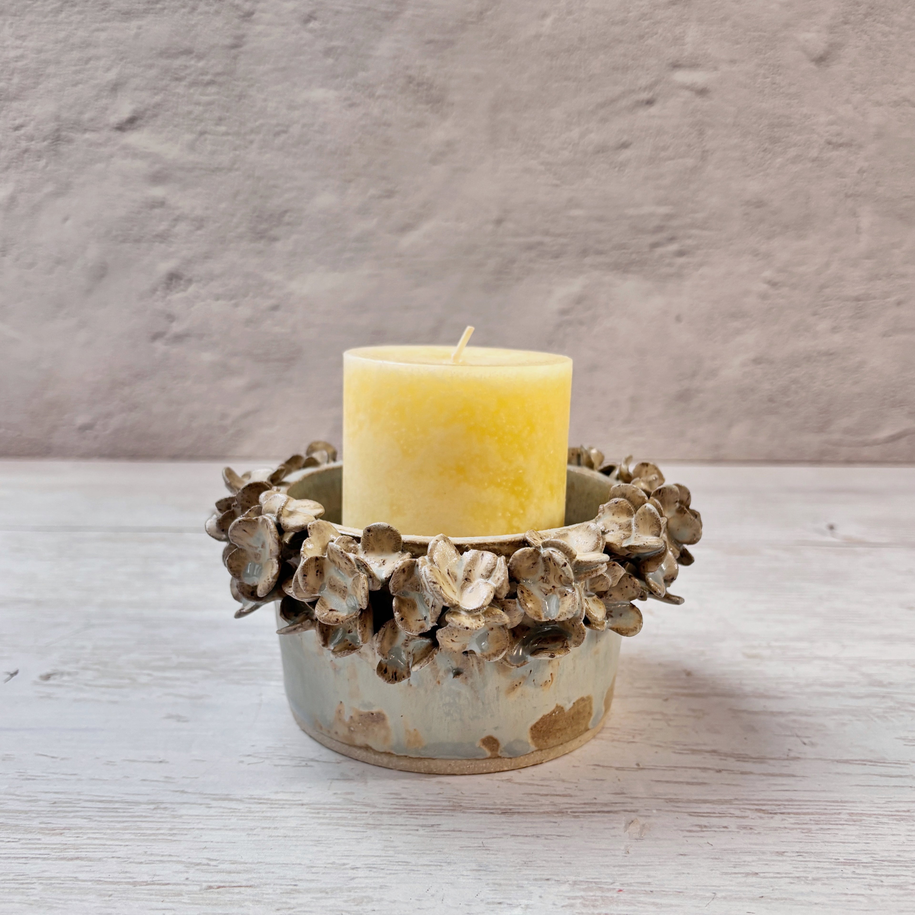 Porta velas - cerámica - hortensia celeste arena