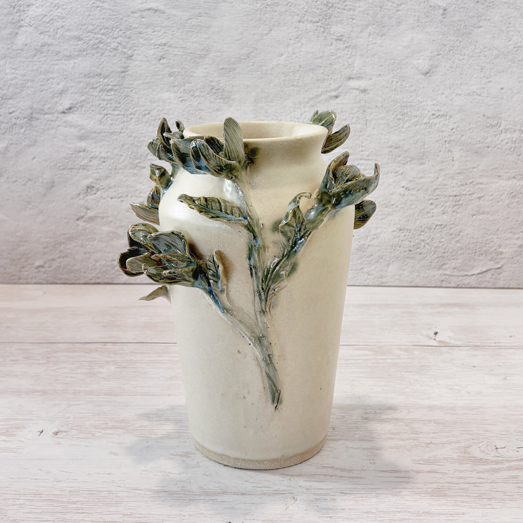 Jarrón blanco con flores Lirios