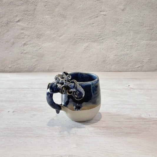 Taza de Cerámica Artesanal de 350ml con Asa Decorada con hortensias. Azul- Hecha a Mano