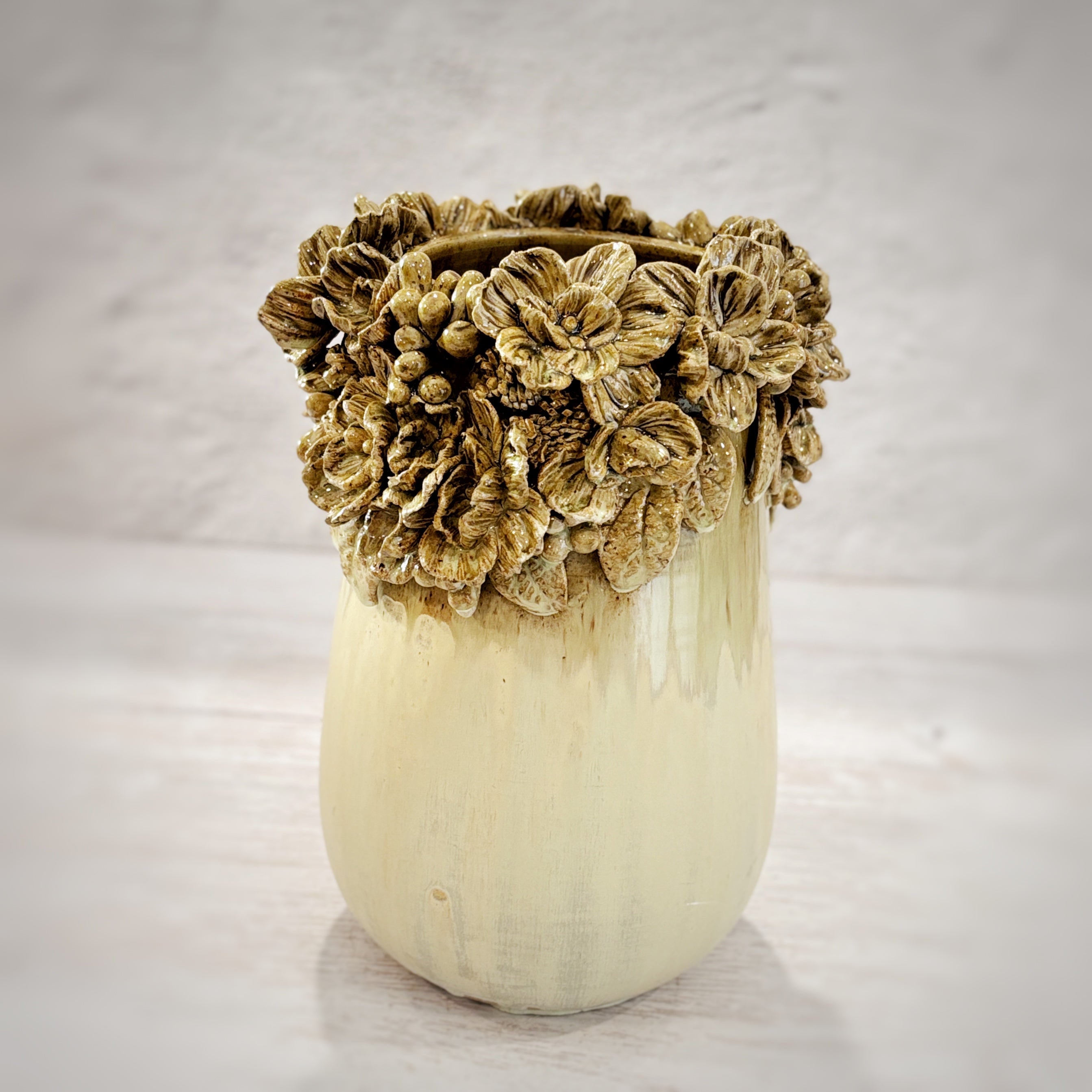 Jarrón de Ceramica en verdes y tierra con flores