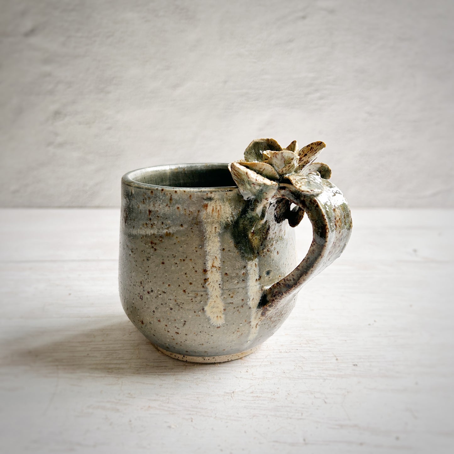 Taza de Cerámica Artesanal de 300ml con Asa Decorada en Forma de Rosas. Blue Grey- Hecha a Mano